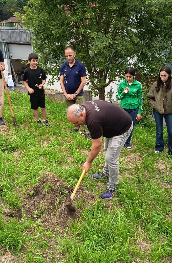 CETEMAS's tweet photo. 🌲Ayer recibimos en @CETEMAS la visita del alumnado del CEIP Carbayín Bajo
Conocieron la importancia de los bosques y su gestión, las aplicaciones de los drones y la geomática, y el potencial de la madera y los bioproductos para un futuro sostenible🛩️🌳🪵
¡Gracias por la visita! https://t.co/UsyNrY8nK1