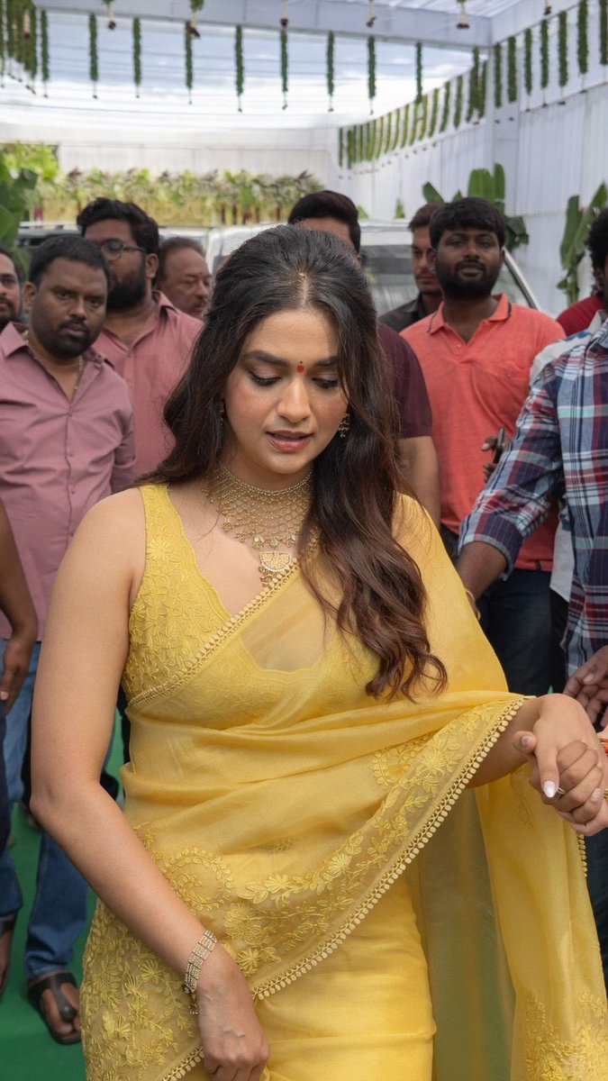 JustHeroines's tweet photo. Keerthy is seen in a traditional saree look for the pooja event of her latest telugu film. ❤️ 

#KeerthySuresh #JustHeroines https://t.co/GKxM5SHY45