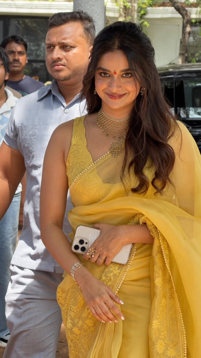 JustHeroines's tweet photo. Keerthy is seen in a traditional saree look for the pooja event of her latest telugu film. ❤️ 

#KeerthySuresh #JustHeroines https://t.co/GKxM5SHY45