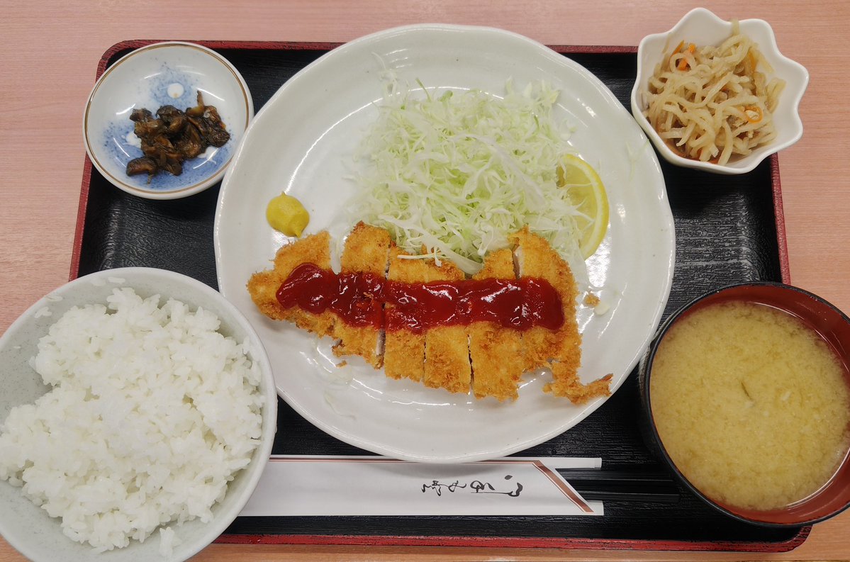 monowasurejp's tweet photo. #昼ごはん
こんにちは。今日は日中ミッション😊
を遂行の為、都内を歩き回ってて、
途中の荻窪駅付近で食事を。
路地を入った所に、昔ながらの定食屋
さんがあったので入り、看板にあった
日替チキンカツを注文。
できたて熱々サクサクで美味しい。
ご飯も多めで満腹に。
ごちそうさまでした🙏 https://t.co/9INowc6jrv