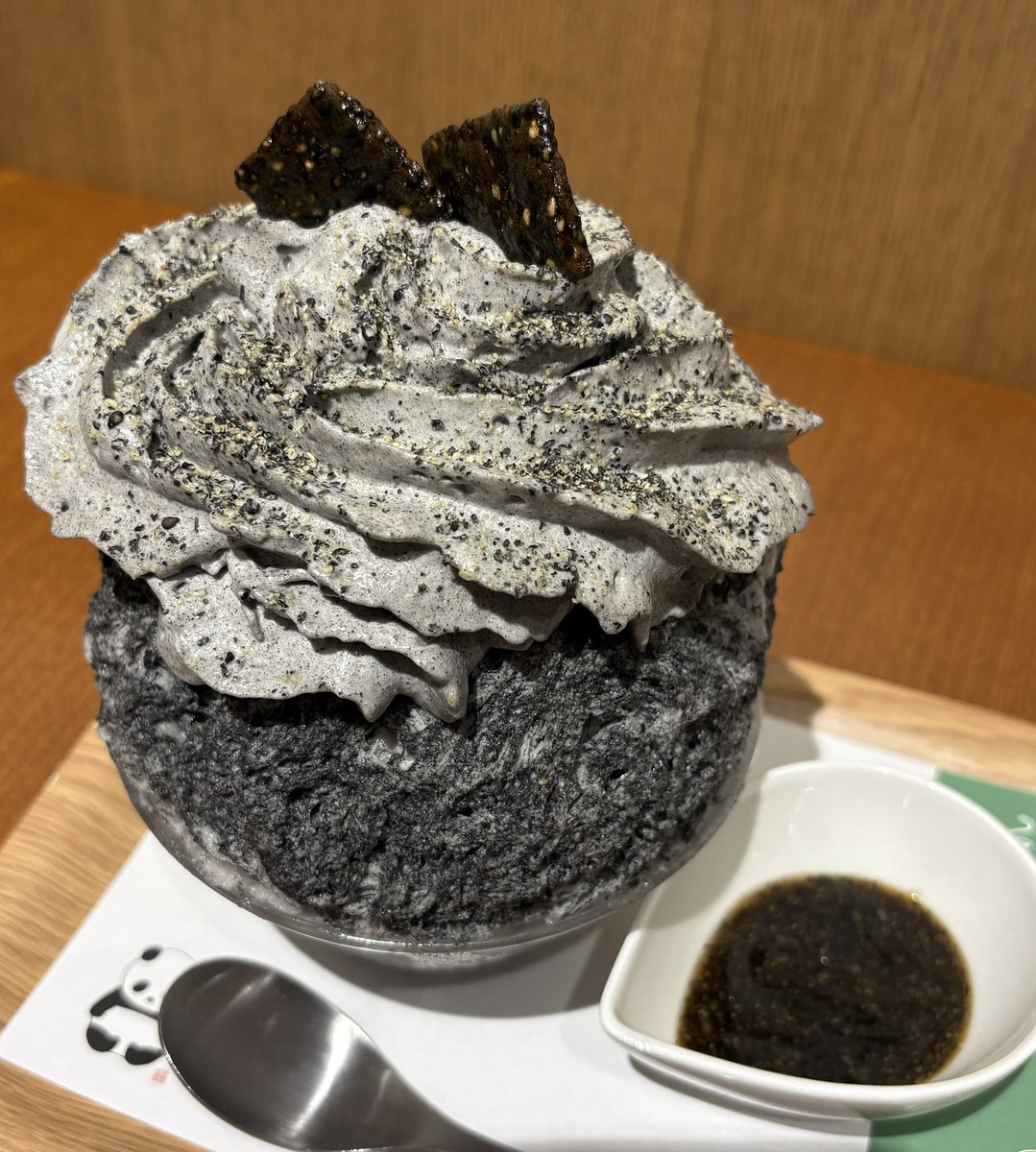 yuuttyryusei's tweet photo. 銀座のジンジャー 銀座本店

「黒ごまごおり」2000円

黒ごま煎餅にすりごま、黒ごまエスプーマ、黒ごまミルクシロップ、あずき、わらび餅、きな粉ミルクシロップ⚫️ https://t.co/OtJjSUc4ks