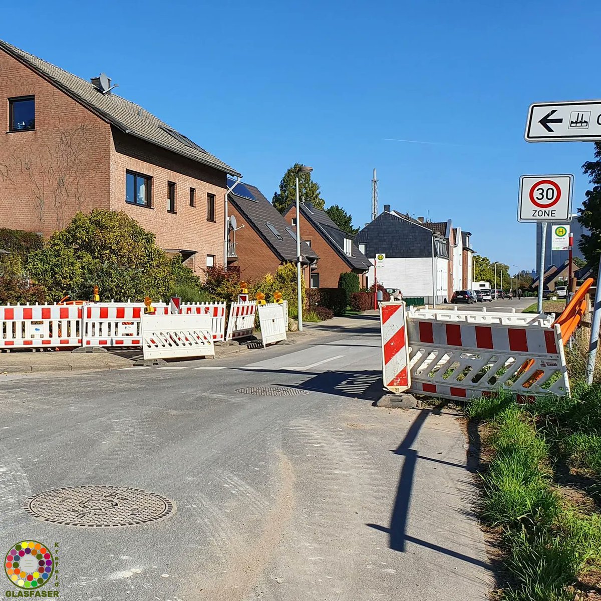 GlasfaserKR's tweet photo. Glasfaser-Ausbau in Krefeld: Trotz jahrelanger Arbeiten ist das Förderprojekt nicht abgeschlossen. Die Stadt nennt nun den 31. Juli als Ziel. Auch der Ausbau durch Deutsche Glasfaser in Hüls und KR-Nord bleibt weiter „in Prüfung“. #Krefeld #Glasfaser
🤏WZ+ https://t.co/v5WyLGhSsN https://t.co/Svoa4nKD27