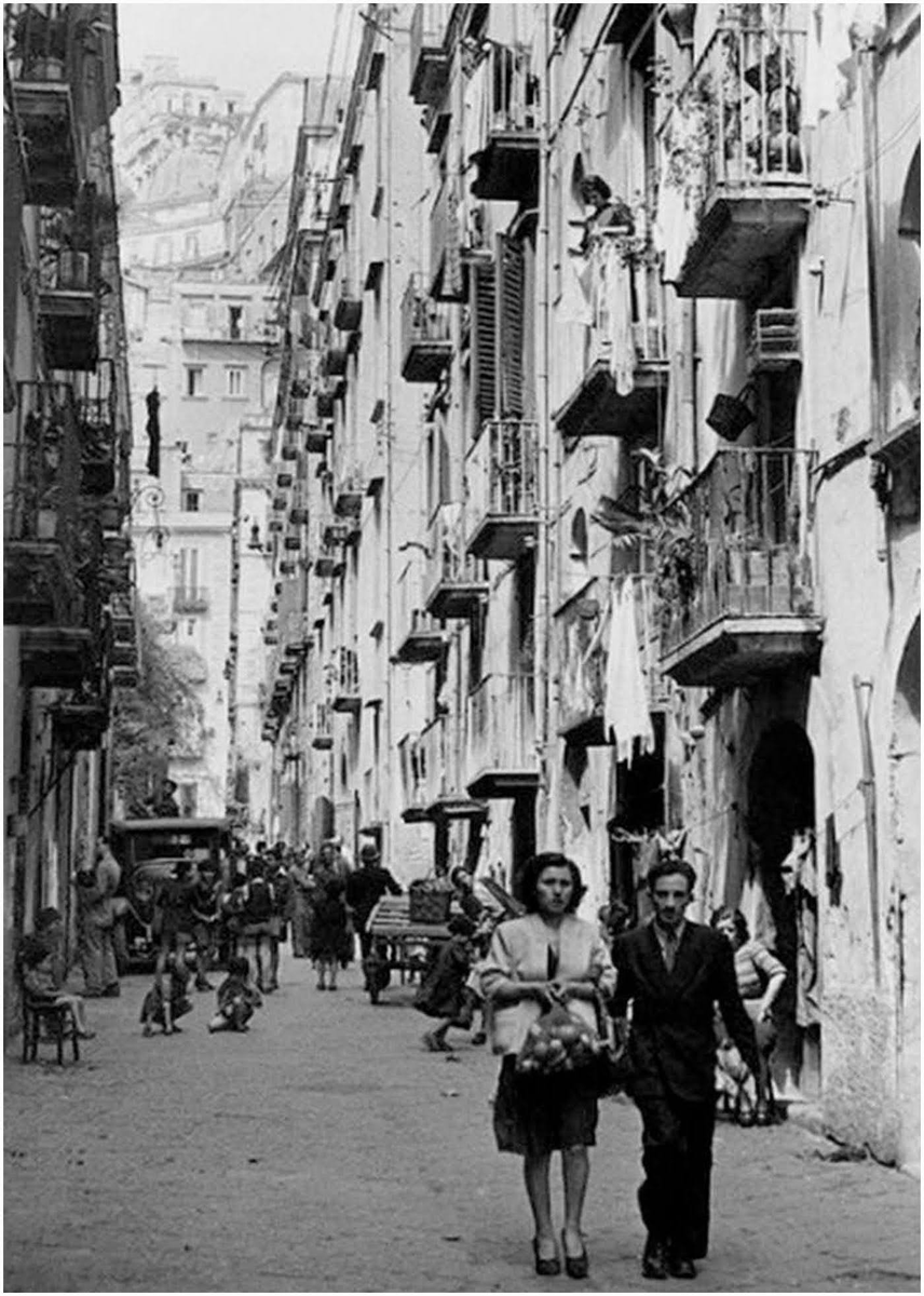 Retra_tos's tweet photo. Henri Cartier-Bresson --Segunda Guerra Mundial (1945) Imagen de una escena callejera en Nápoles, Italia tomada con un objetivo #LeicaElmar de #35mm #CartieBresson #retratos https://t.co/fxS2FLz5Fd