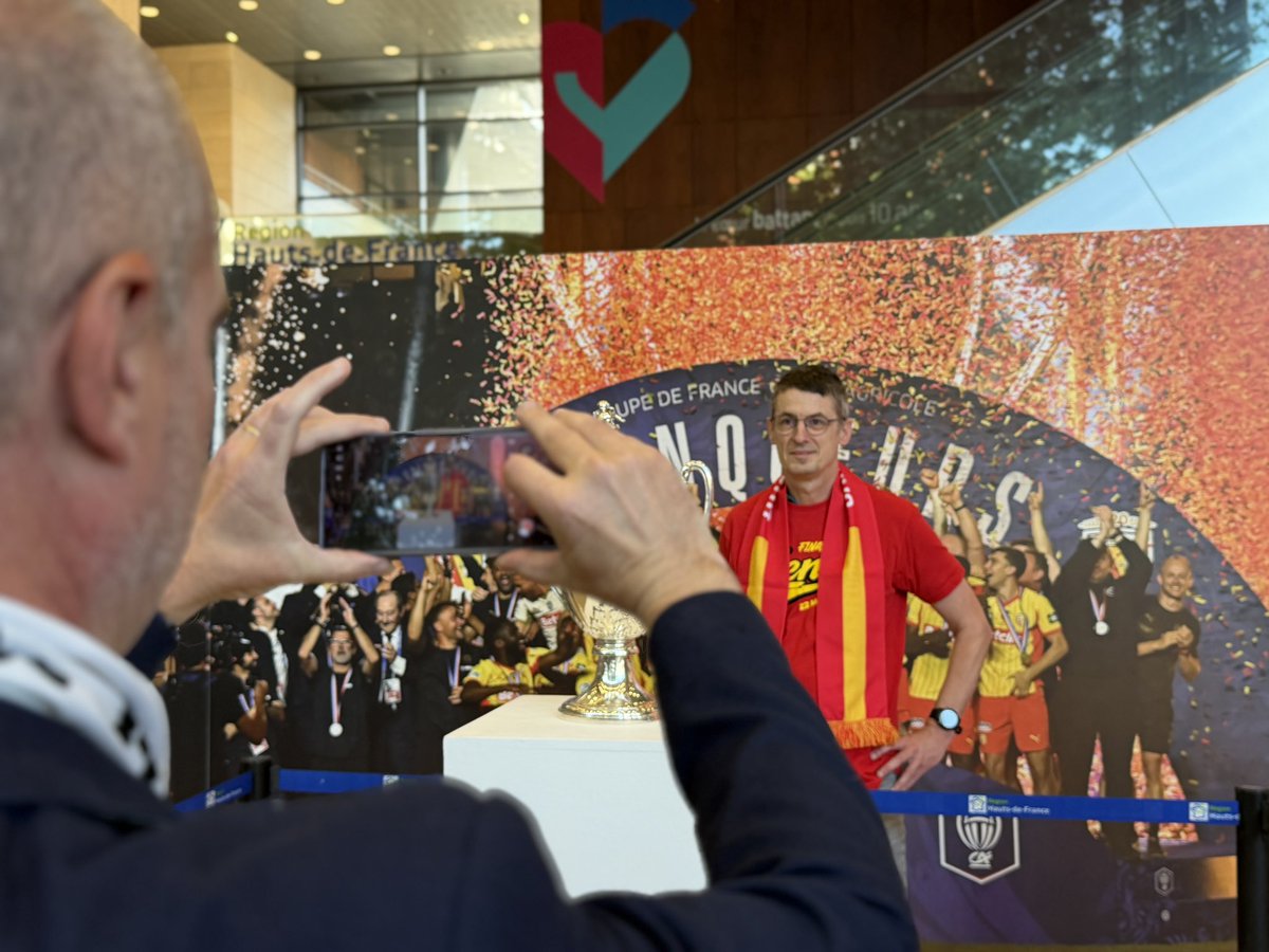 hautsdefrance's tweet photo. 🏆 La Coupe de France du @RCLens est arrivée au Siège de la Région #hautsdefrance ! 

👉 Venez l'admirer, prendre la pose à ses côtés jusqu’à 17h30 ! https://t.co/eA8I9XCnws