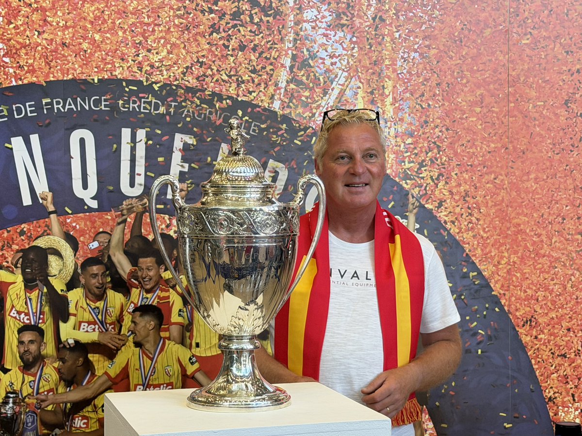 hautsdefrance's tweet photo. 🏆 La Coupe de France du @RCLens est arrivée au Siège de la Région #hautsdefrance ! 

👉 Venez l'admirer, prendre la pose à ses côtés jusqu’à 17h30 ! https://t.co/eA8I9XCnws