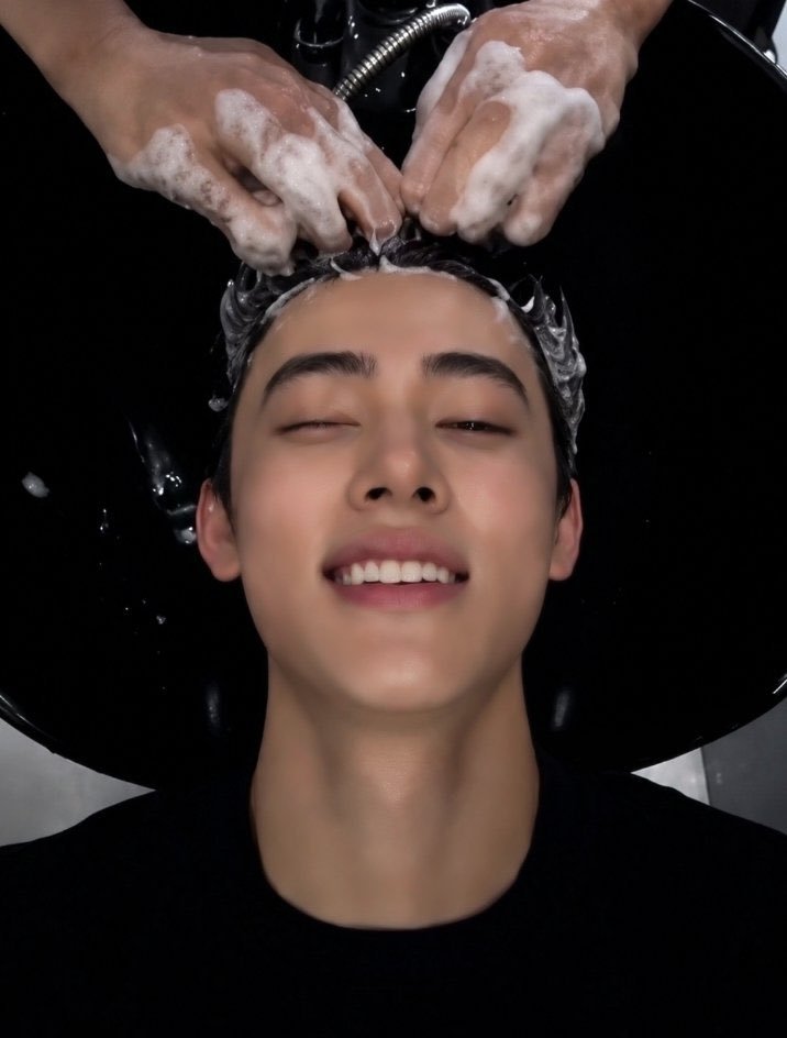 skycortis's tweet photo. Gue beneran masih amaze bgt sama foto seonghyeon disini, idk but imo foto dari atas dengan pose gini tuh aslinya gak banget karna bikin muka jelek anjir. Tapi visual dia se mahadahsyat ini sampe lg keramas gini aja muka dia malah nambah ganteng😭😭🤟🤟 https://t.co/yUATZhkGgV