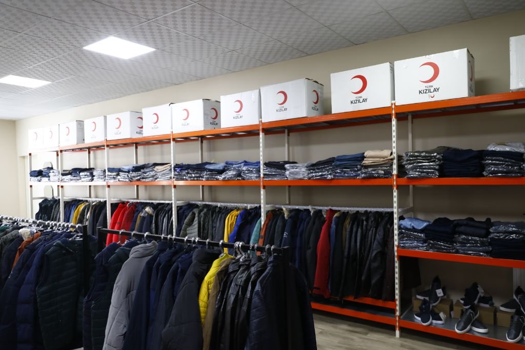 Kizilay's tweet photo. Kimi zaman bir mont, kimi zaman bir çift ayakkabı... ❤️

Kızılay Butik'te insanların kendi ihtiyaçlarına göre seçim yapabilecekleri bir alan da sunuluyor. 👕👟

Bağışçılarımızın emanet ettiği ürünler, ihtiyaç sahipleriyle buluşuyor. Herkes, dilediği parçayı seçip deneyerek kendisine uygun olanı alabiliyor. 🌙

Destek vermek kadar, seçebilme hakkını korumak da kıymetlidir. #SensizOlmaz ❤️