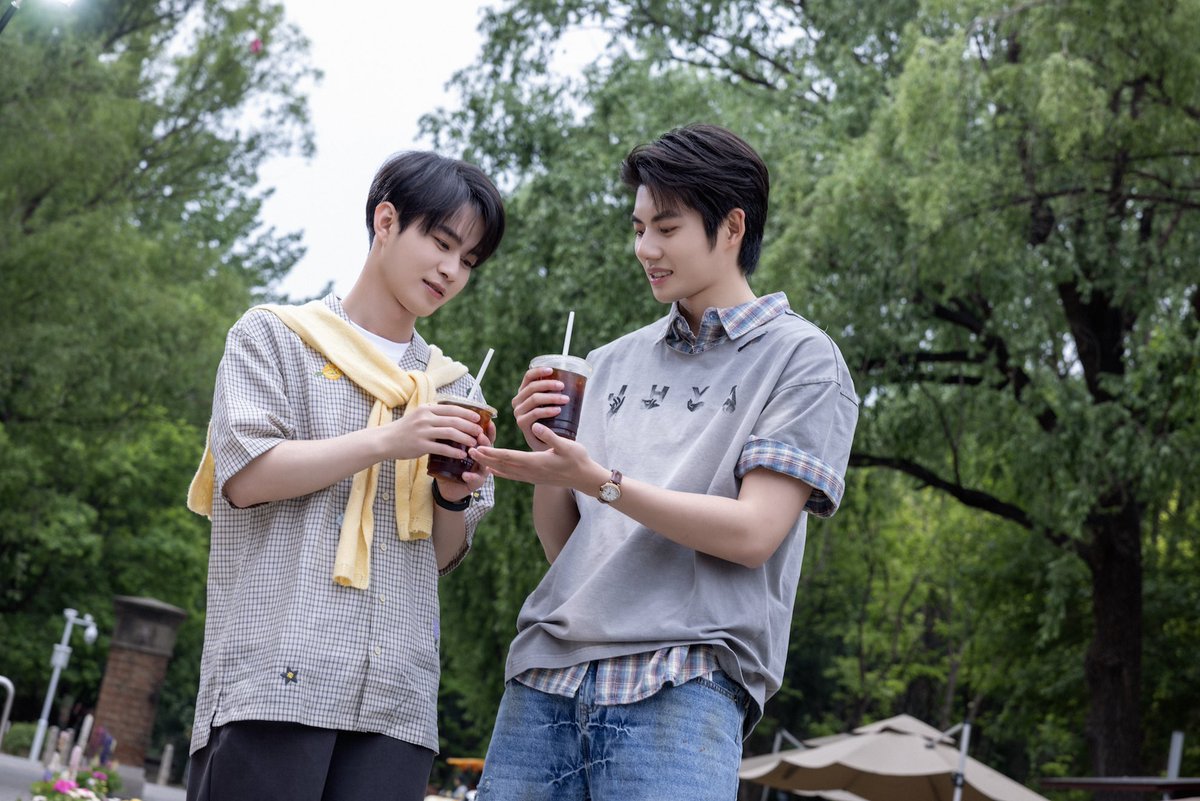 BlazingHim2026's tweet photo. 合拍在一个理想的午后📸☕️🌳🪑

#炽热的他 #熾熱的他 #新剧推荐 #耽美 #boyslove #BL https://t.co/Rs5MedWZWT