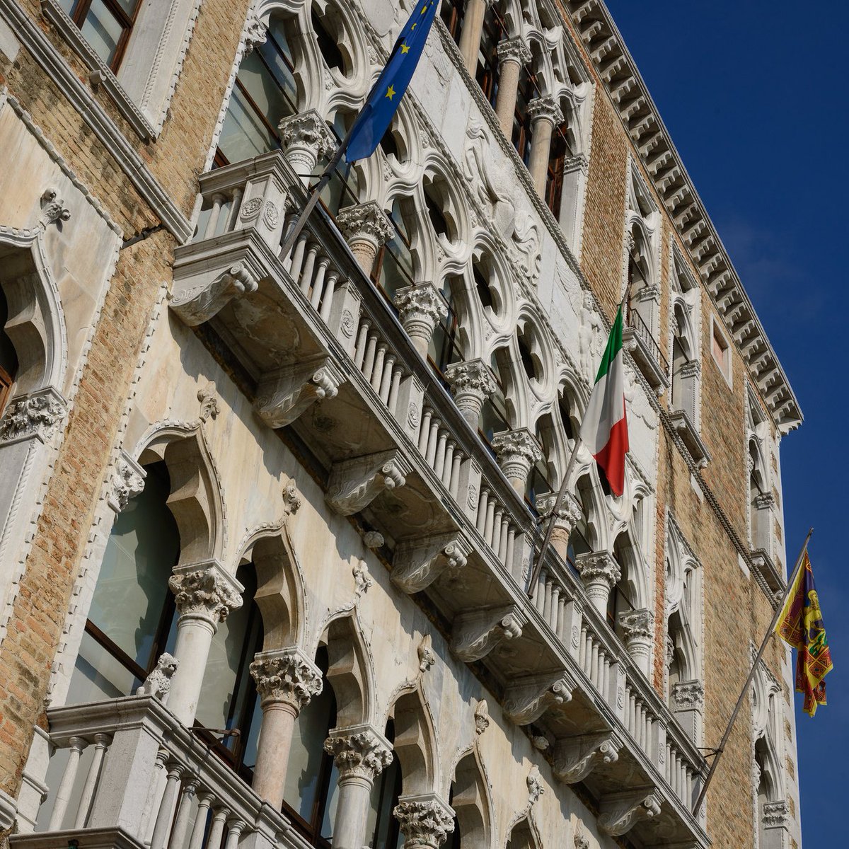 CaFoscari's tweet photo. 🌍Ca' Foscari sale nei QS World University Rankings ed entra nella Top 20 italiana: 60 posizioni scalate in un anno, premiate reputazione accademica e alto livello di occupabilità.

➡️Dettagli nella news: https://t.co/qdWmviWSPP

@worlduniranking https://t.co/IG3gxmcvMX