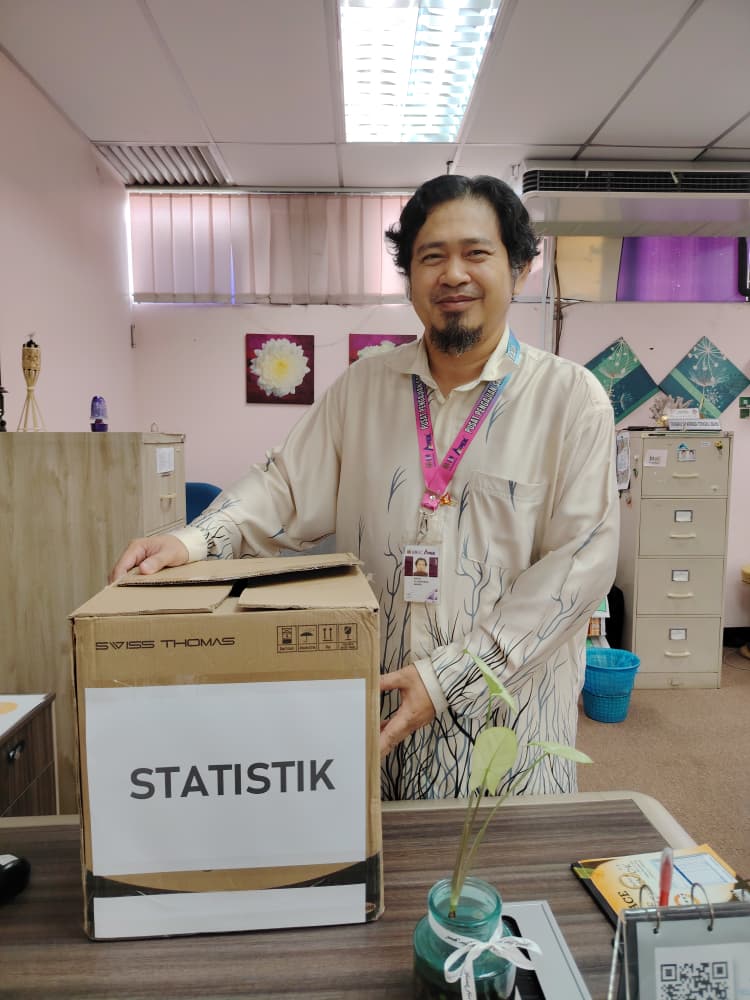 Library_USMKK's tweet photo. 18/6/2026 | KHAMIS
Sumbangan buku koleksi statistik PHT kepada Dr. Wan Nor Arifin, Penyelaras/Pensyarah Unit Biostatistik &amp; Metodologi, Pusat Pengajian Sains Perubatan, Kampus Kesihatan USM.
#perpustakaanhamdantahir
#usmlibraries https://t.co/ohNgXlLxhX