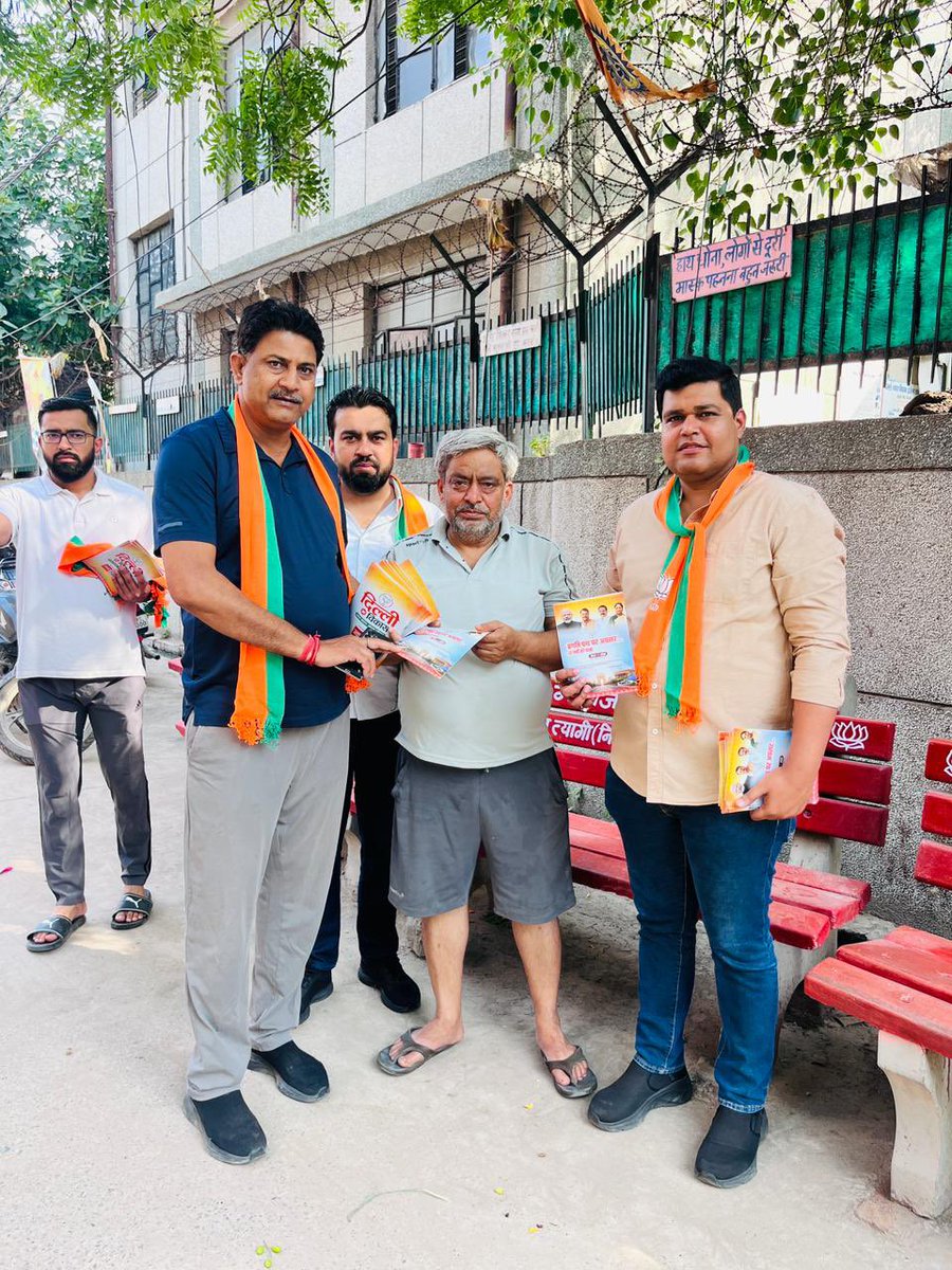 SagarTyagiBJP's tweet photo. सेवा, सुशासन और गरीब कल्याण को समर्पित माननीय प्रधानमंत्री श्री @narendramodi जी के नेतृत्व के गौरवशाली 12 वर्ष पूर्ण होने के उपलक्ष्य में आज से प्रारंभ हुए तीन दिवसीय गृह संपर्क अभियान के अंतर्गत अपने बुराड़ी मंडल के बूथ 19 में घर-घर जाकर जनसंपर्क किया।

इस दौरान केंद्र सरकार की जनकल्याणकारी योजनाओं, ऐतिहासिक उपलब्धियों एवं विकसित भारत के संकल्प को नागरिकों को संक्षिप्त रूप से बताया!  जनता का अपार स्नेह, विश्वास और समर्थन हमें राष्ट्रसेवा के लिए निरंतर प्रेरित करता रहता है।

#GharGharSamparkAbhiyan
#12YearsOfSeva
#12YearsOfModiGovernment
#ModiHaiToMumkinHai
#ViksitBharat