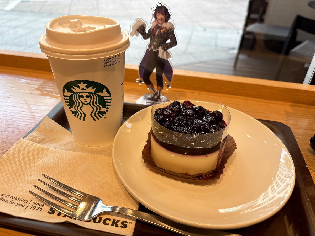 f_cm8l's tweet photo. 会場付近のスタバで観劇後の糖分補給✨ https://t.co/WakQFUVVjL