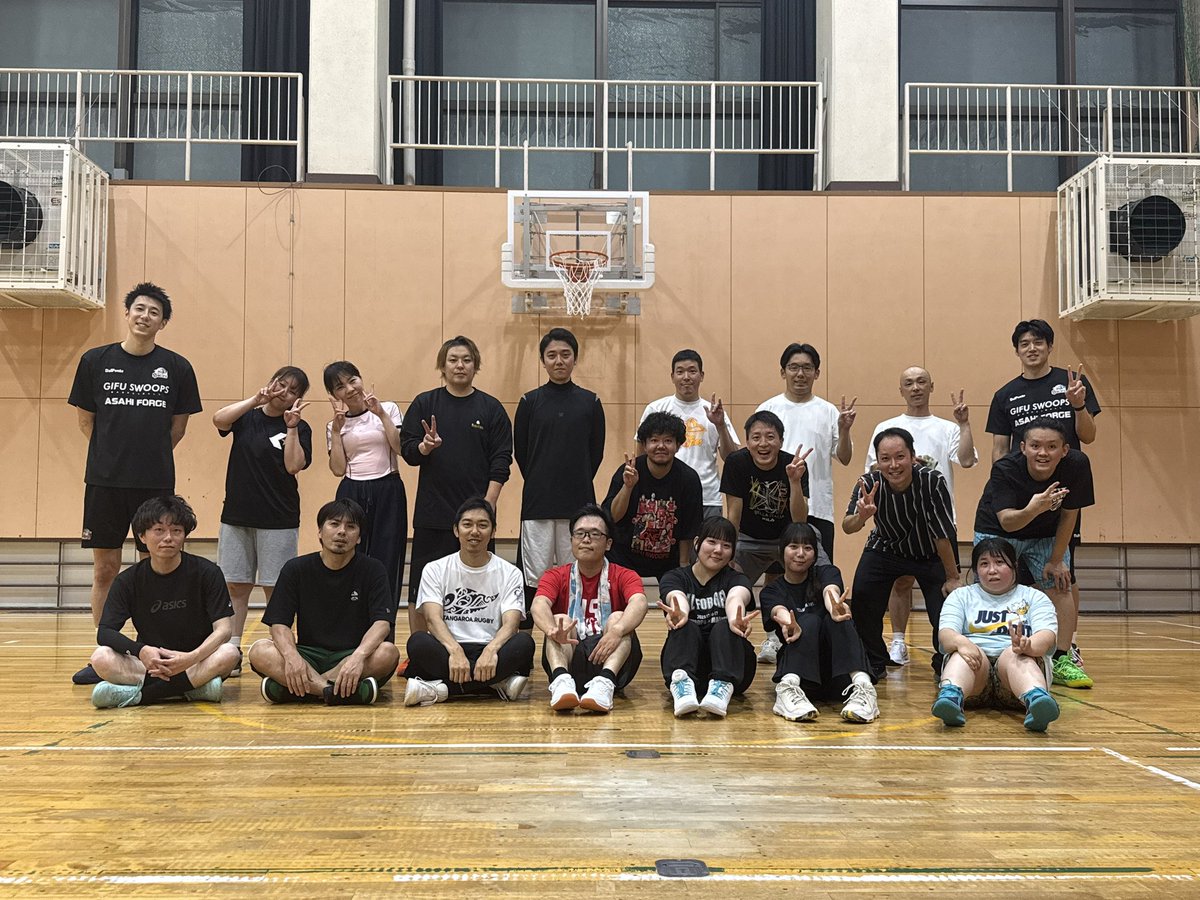 GifuSwoops's tweet photo. ⛹️‍♂️大人のバスケットボールクリニック【初級スキルコース】を開催しました！

選手考案練習メニューをもとにドリブル、シュート、ドリブル鬼ごっこの基礎と応用で体を動かし最後はミニゲームを行いました。大久保選手に代わり駆けつけた卜部選手からは容赦ないブロックが炸裂🖐️💥🏀

ご参加いただきありがとうございました！

#岐阜スゥープス
#ALLFORGIFU