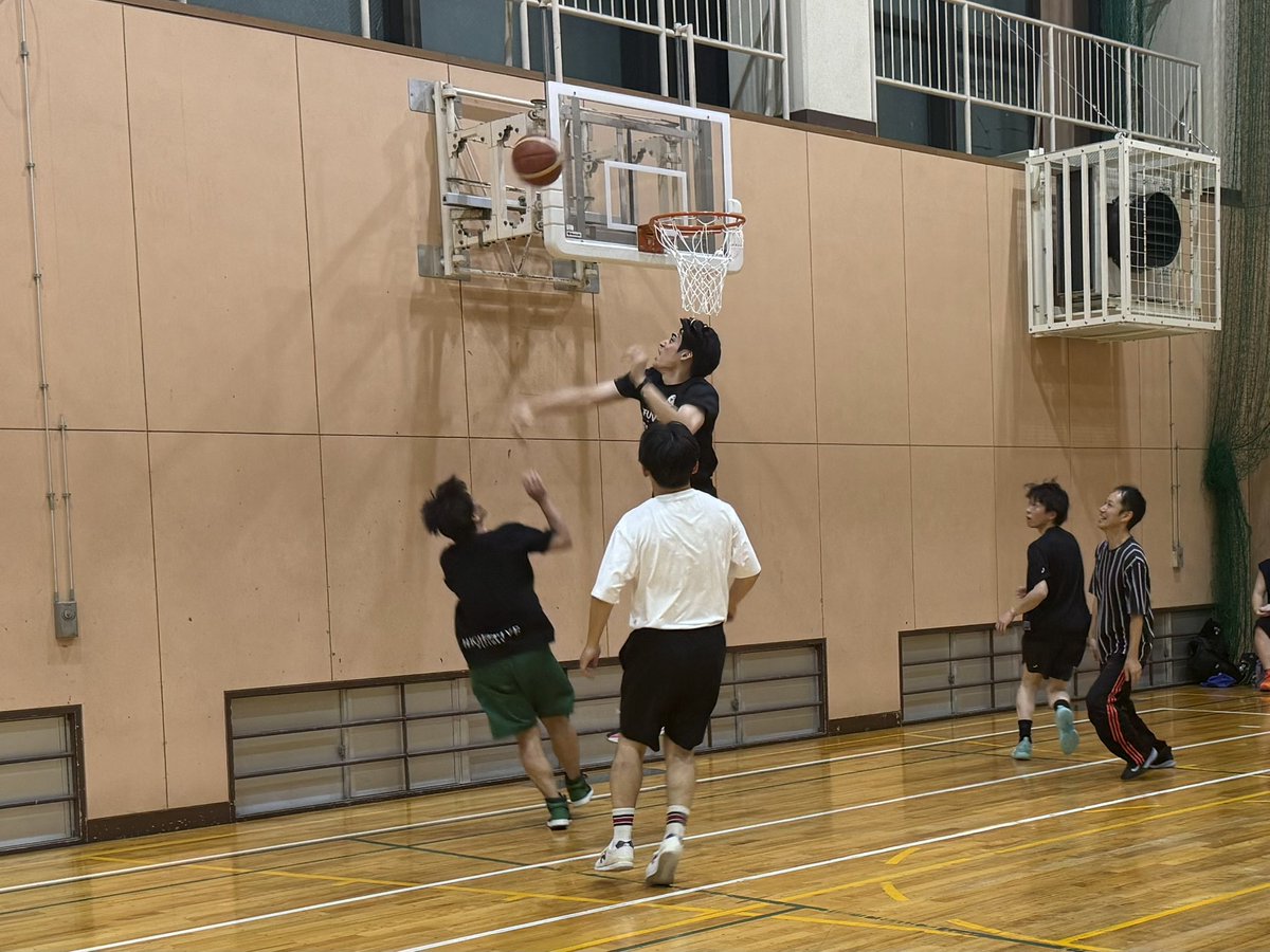 GifuSwoops's tweet photo. ⛹️‍♂️大人のバスケットボールクリニック【初級スキルコース】を開催しました！

選手考案練習メニューをもとにドリブル、シュート、ドリブル鬼ごっこの基礎と応用で体を動かし最後はミニゲームを行いました。大久保選手に代わり駆けつけた卜部選手からは容赦ないブロックが炸裂🖐️💥🏀

ご参加いただきありがとうございました！

#岐阜スゥープス
#ALLFORGIFU