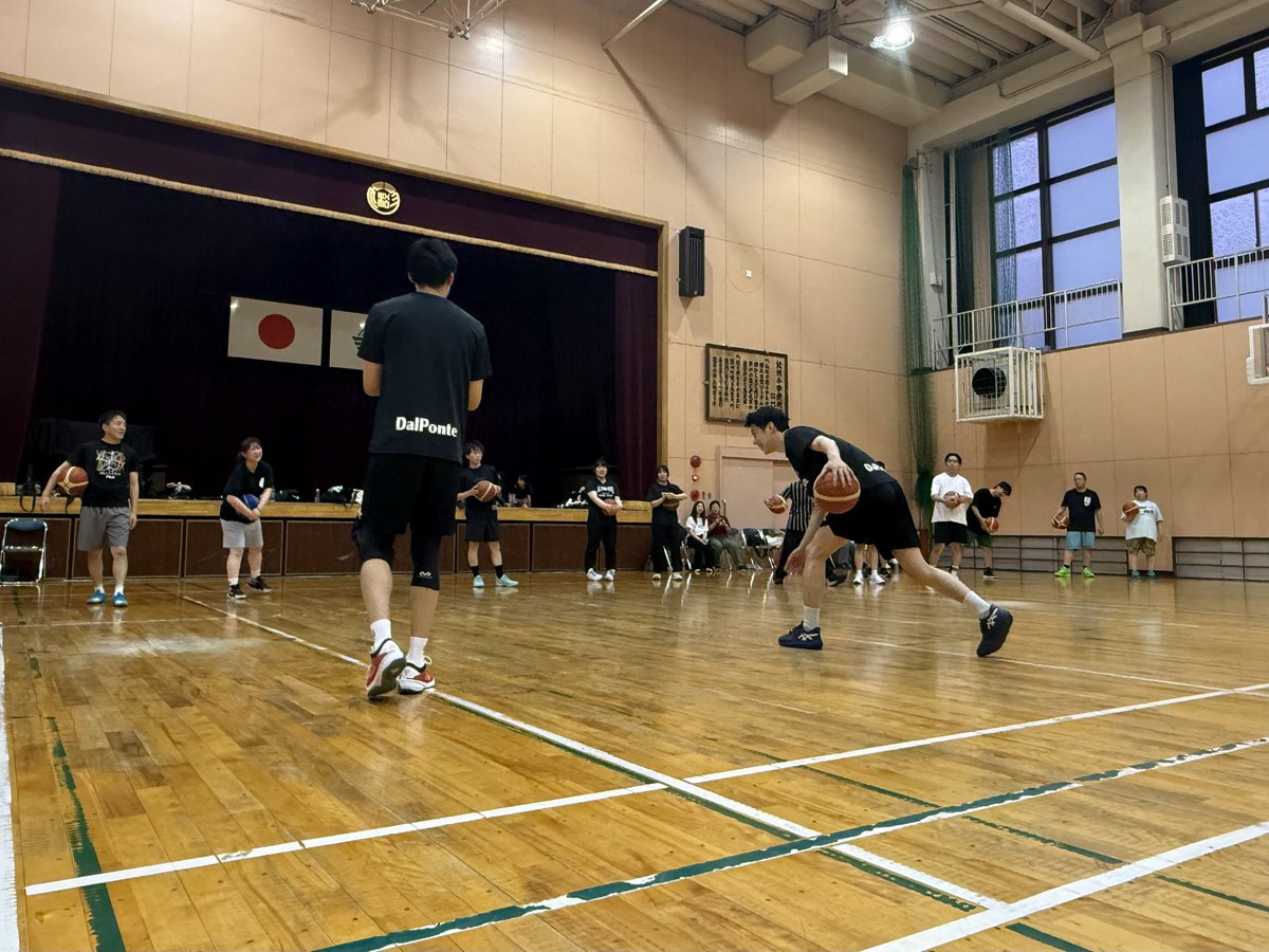 GifuSwoops's tweet photo. ⛹️‍♂️大人のバスケットボールクリニック【初級スキルコース】を開催しました！

選手考案練習メニューをもとにドリブル、シュート、ドリブル鬼ごっこの基礎と応用で体を動かし最後はミニゲームを行いました。大久保選手に代わり駆けつけた卜部選手からは容赦ないブロックが炸裂🖐️💥🏀

ご参加いただきありがとうございました！

#岐阜スゥープス
#ALLFORGIFU