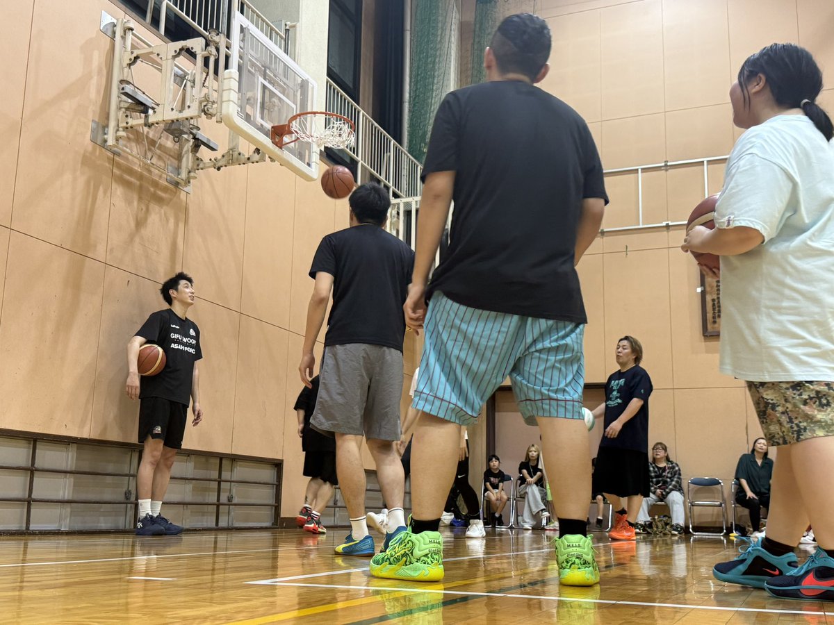 GifuSwoops's tweet photo. ⛹️‍♂️大人のバスケットボールクリニック【初級スキルコース】を開催しました！

選手考案練習メニューをもとにドリブル、シュート、ドリブル鬼ごっこの基礎と応用で体を動かし最後はミニゲームを行いました。大久保選手に代わり駆けつけた卜部選手からは容赦ないブロックが炸裂🖐️💥🏀

ご参加いただきありがとうございました！

#岐阜スゥープス
#ALLFORGIFU
