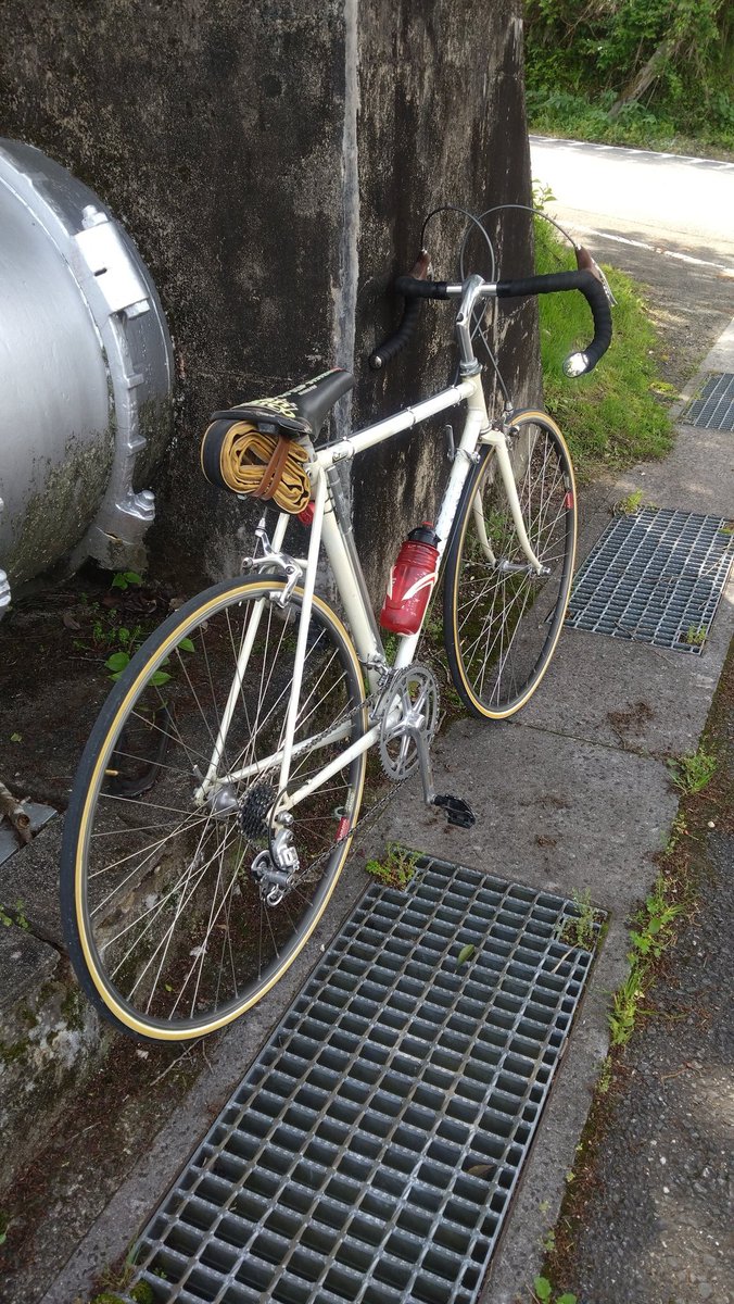 autdoa1's tweet photo. ロードレーサーやけどこれ、6速でダブルレバーです。平地しか走らないから、これで十分です。フレームは鉄で、タイヤはチューブラー！ https://t.co/N8i3QGyTbl