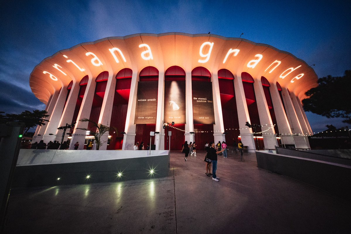 thekiaforum's tweet photo. ariana grande returns to the kia forum ♡‧₊˚ 

(📸: timothy norris / kia forum photos) https://t.co/VN18ds88iP