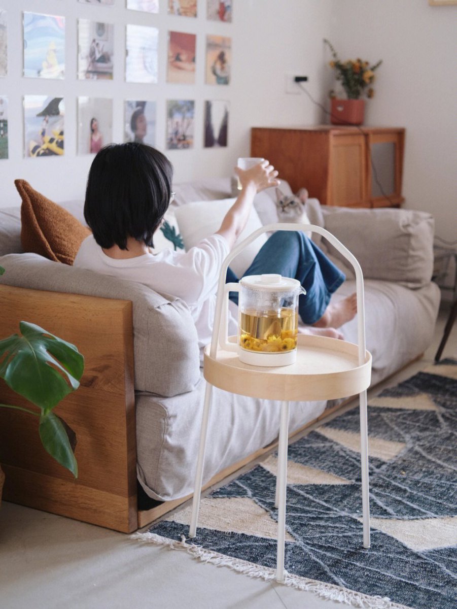 ManucaDuarte's tweet photo. Just lounging on the couch with iced coffee and my favorite playlist – perfect slow Sunday vibes! https://t.co/puFQOs4ejV