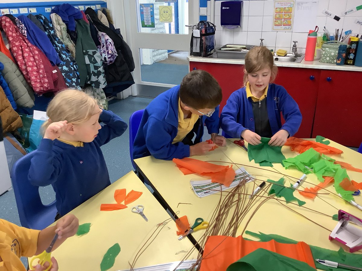 EdgeHade's tweet photo. Terrific Tigers and Marvellous Meerkats have been busy making crowns. #HESEYFS #HESYr1 #HESYr2 https://t.co/aloxIH2DPF