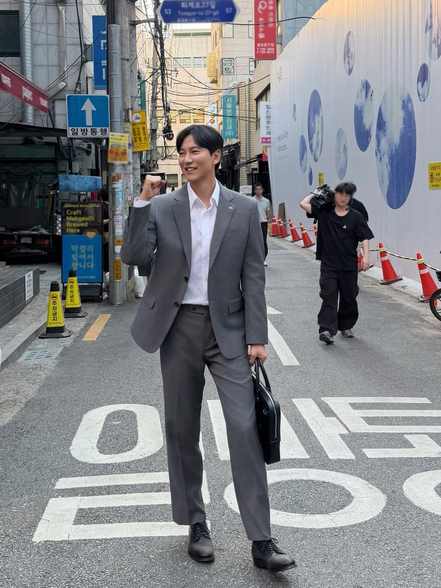 dawigk's tweet photo. 그니까 김남길 
오전에는 국민은행 출근하고
오후에는 퇴근하고 이현욱 만났다는 거 맞나요 https://t.co/vKvp18kiiw