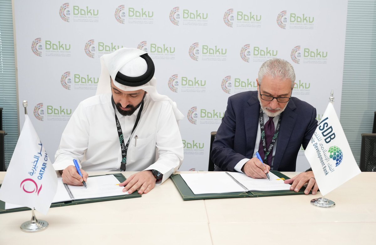 qcharity's tweet photo. أعلن البنك الإسلامي للتنمية (البنك)، بصفته أمين الصندوق الإسلامي العالمي للاجئين، عن توقيع اتفاقية استراتيجية لمساهمة الجهات المانحة مع #قطر_الخيرية. وقّع الاتفاقية كل من الدكتور رامي أحمد، نائب الرئيس للعمليات في البنك الإسلامي للتنمية، والسيد نواف عبد الله الحمادي، نائب الرئيس التنفيذي للبرامج والاتصال في قطر الخيرية. ويُمثل هذا التعاون تقدُّماً مهمّاً لهذا الصندوق في تقديم مساعدات إنسانية وقفية مستدامة، وإنشاء إطار متين لدعم النازحين قسرياً، ومنهم اللاجئون والنازحون داخلياً والمجتمعات المضيفة الأكثر ضعفاً في جميع البلدان الأعضاء في البنك.
وتعزز هذه الشراكة الاستراتيجية التزاماً مشتركاً بالتقدّم الإنساني، وتساهم مساهمة مباشرة في مواجهة الأزمة العالمية المتفاقمة للنزوح القسريّ، وذلك بالمواءمة بين الإغاثة الفورية والتعافي المنهجيّ الطويل الأمد. وبالجمع بين خبرة قطر الخيرية الواسعة في العمليات الميدانية والنموذج الوقفيّ المبتكر للصندوق الإسلامي العالمي للاجئين، تكسر هذه الشراكة الحلقة التقليدية المتمثلة في الاعتماد على مساعدات في شكل منح. وسيواصل الصندوق، بفضل هذه الشراكة الجديدة، تعزيز القدرة على الصمود المستدام وتمكين السكان النازحين قسريّاً بالتدابير اللازمة لتحقيق الحياة الكريمة وآفاق الاكتفاء الذاتيّ.

@isdb_group