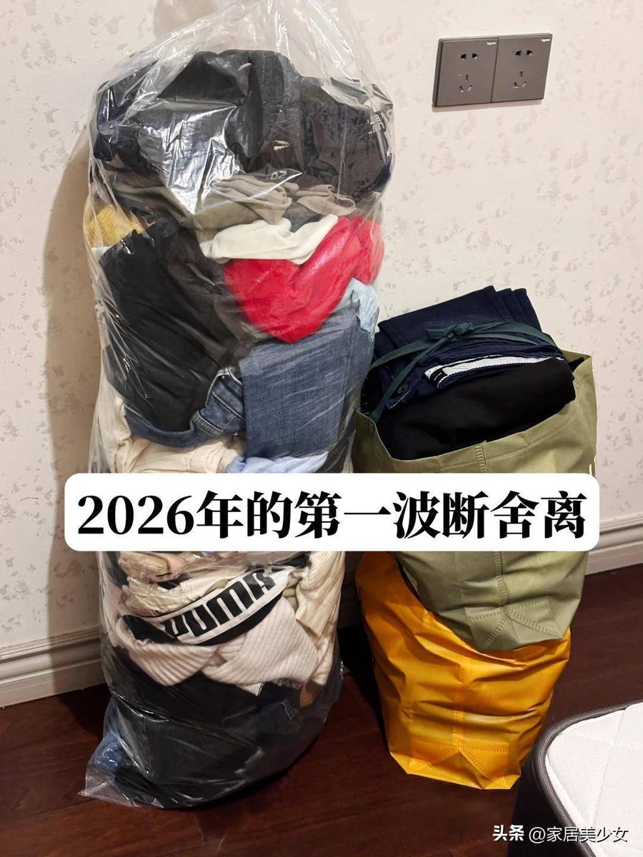drronzon's tweet photo. Tackled my closet junk today! Donated 3 bags of gently used clothes I haven’t worn in over a year. Clear space = better vibe https://t.co/J1oHQatdXE