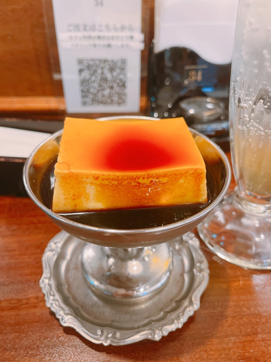 haruka96P4's tweet photo. ちょうどレモンスカッシュが飲みたかったのと、店の前に「懐かしほろ苦プリン」って書いてあったから思わず入っちゃった🍮
カラメルが確かにコーヒーみたいに苦くて美味しい。
レモンスカッシュは下にハチミツ入ってて優しい甘さ🍋 https://t.co/lTvyd1UuF6