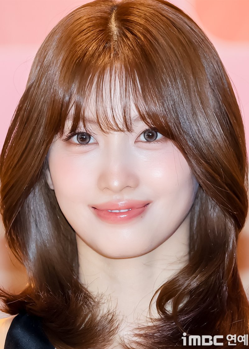imbcenews's tweet photo. [포토] 트와이스 모모, 꾸러기 눈맞춤
#트와이스 #TWICE #모모 #팝업스토어 #오픈행사 #iMBC연예

트와이스(TWICE) 모모가 18일 오후 서울 종로구에 위치한 한 매장에서 열린 발효 음료 브랜드 팝업스토어 오픈 행사에 참석해 포즈를 취하고 있다.

🔗https://t.co/AmT6W9ciB1 https://t.co/qO9cebdXL4
