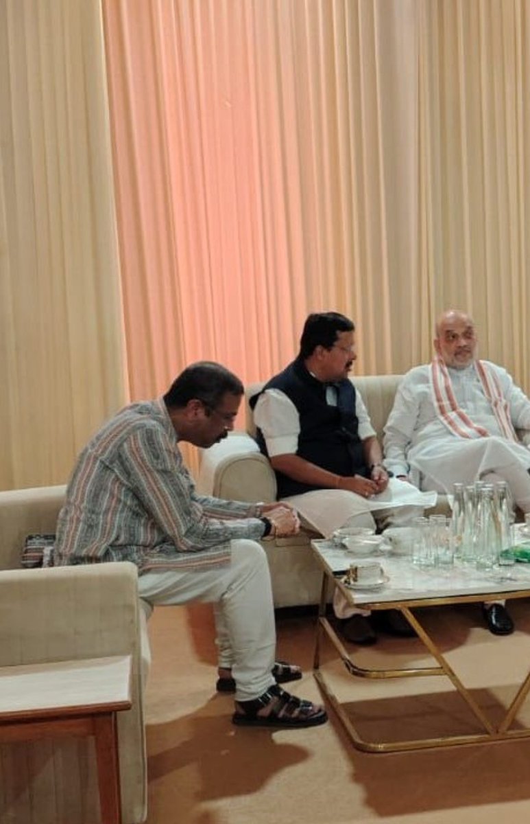 krSagar728's tweet photo. @souravreporter2 @NitinNabin शिक्षा मंत्री जी ही लग रहे हैं, या कोई और है क्या?
इनका Body language छात्र के जैसा हो गयाl https://t.co/iXIi7Q2pAn
