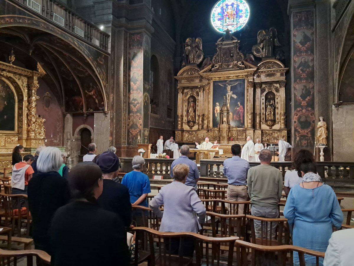 cathedraledupuy's tweet photo. Retour sur la Messe de la fête de Saint Jean-François Régis, présidée par monseigneur Baumgarten, évêque du Puy en Velay, en son sanctuaire du Collège. 
#saintregis #stregis #jésuite #Jesuits #catholicx https://t.co/q2XIBmoPKa