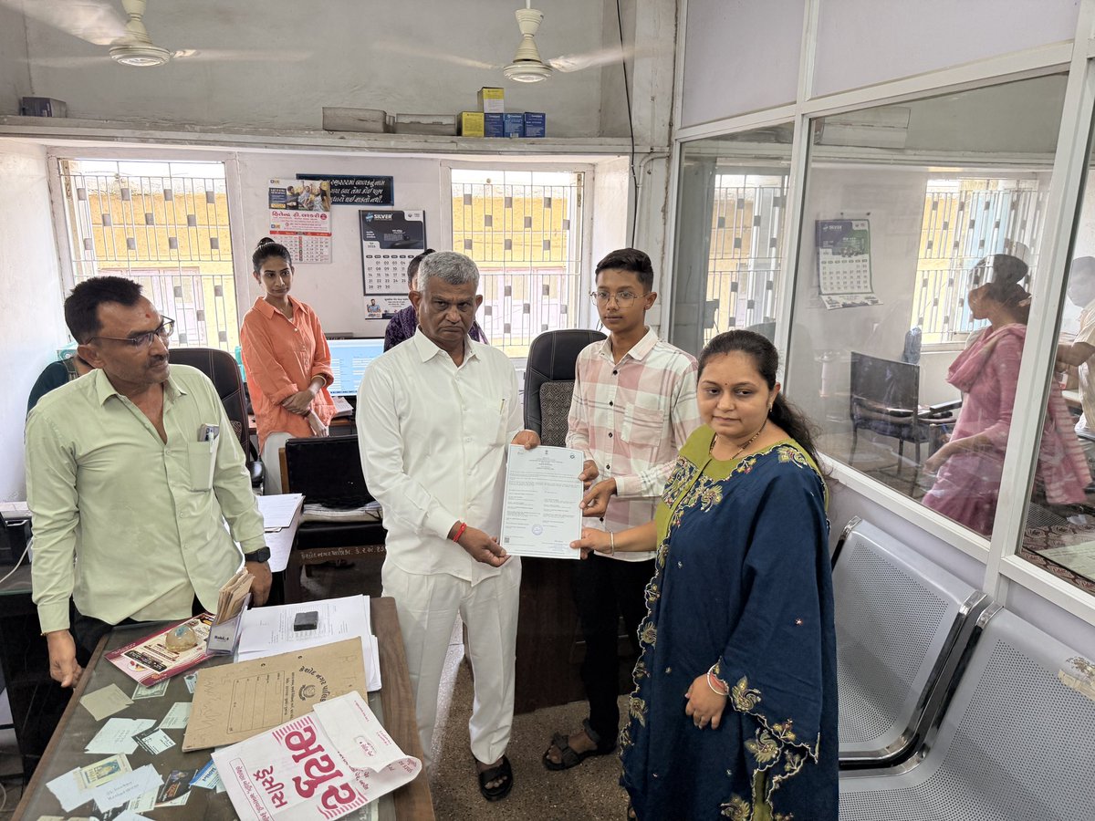DevabhaiMalam's tweet photo. માનનીય પ્રધાનમંત્રીશ્રી નરેન્દ્રભાઈ મોદીજીના નેતૃત્વ હેઠળ સેવા, સુશાસન અને જનકલ્યાણના સફળ 12 વર્ષ પૂર્ણ થવાના અવસરે કેશોદ નગરપાલિકા ખાતે "જન કલ્યાણ શિબિર"માં ઉપસ્થિત રહીને વિવિધ સરકારી યોજનાઓના લાભાર્થીઓ સાથે સંવાદ કર્યો.

#12year #12yearsseva #12YearsOfSeva https://t.co/Qju4XBWshx