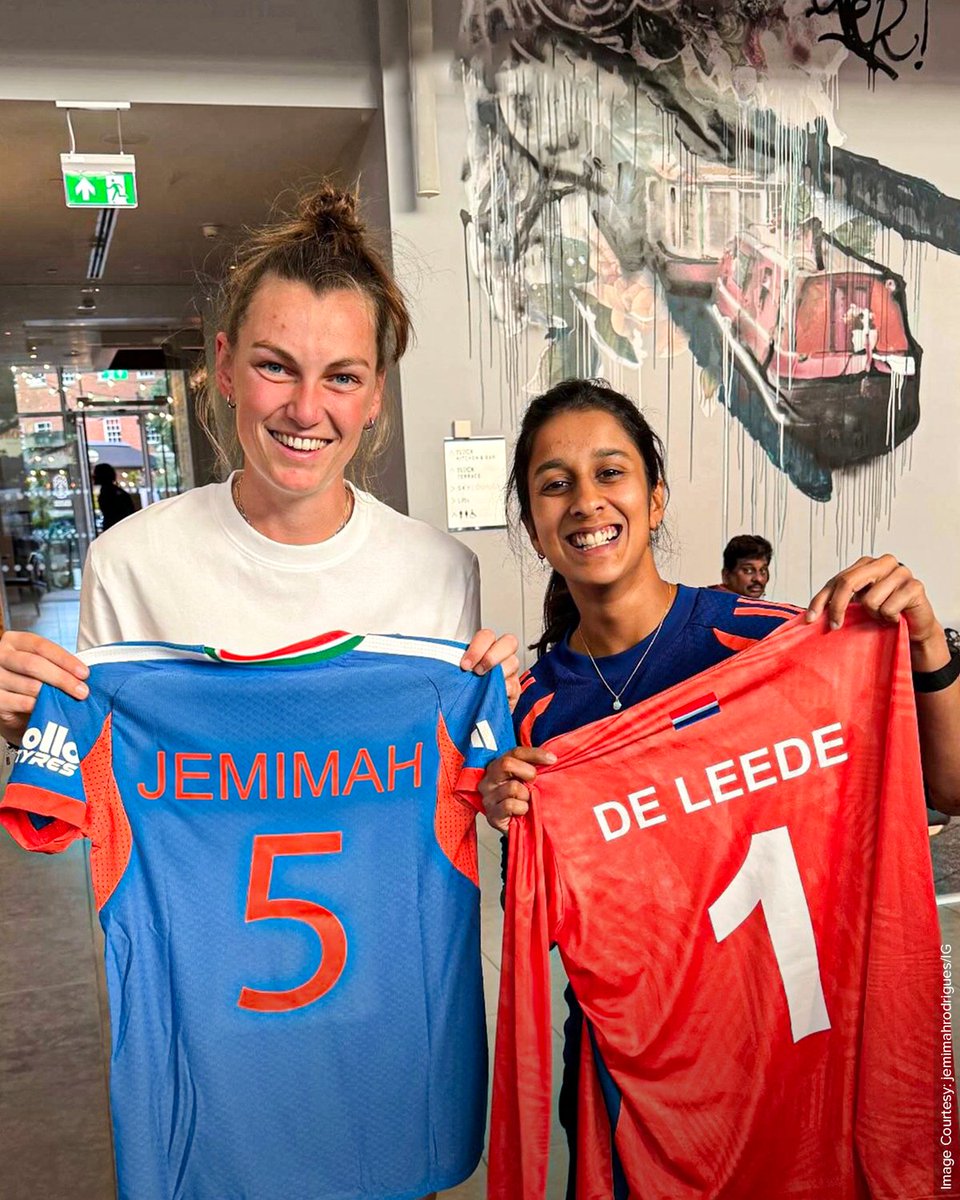 DelhiCapitals's tweet photo. Jersey and whole lot of love exchanged 🇮🇳🤝🇳🇱 https://t.co/IfwgO5vvtp