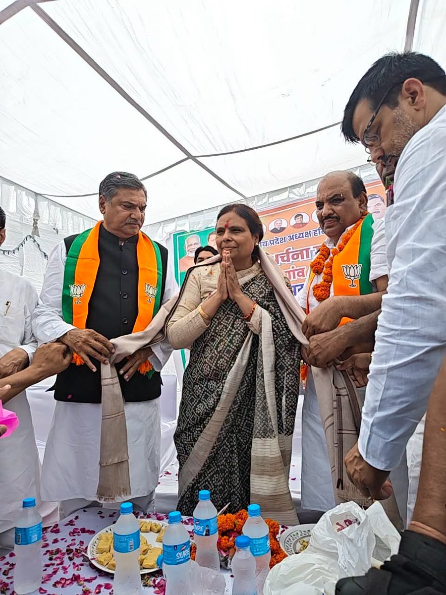 BJP4Haryana's tweet photo. प्रदेश अध्यक्ष डॉ. अर्चना गुप्ता जी आज नूंह प्रवास के दौरान फिरोजपुर गाँव पहुँचीं, जहाँ गाँव के सम्मानित सरपंच साहब, गणमान्य नागरिकों एवं कार्यकर्ताओं ने ढोल-नगाड़ों के साथ उनका भव्य एवं आत्मीय स्वागत किया।

इस अवसर पर प्रदेश अध्यक्ष जी ने सभी ग्रामवासियों के स्नेह, सम्मान और आत्मीयता के लिए आभार व्यक्त किया।

@bjparchanagupta