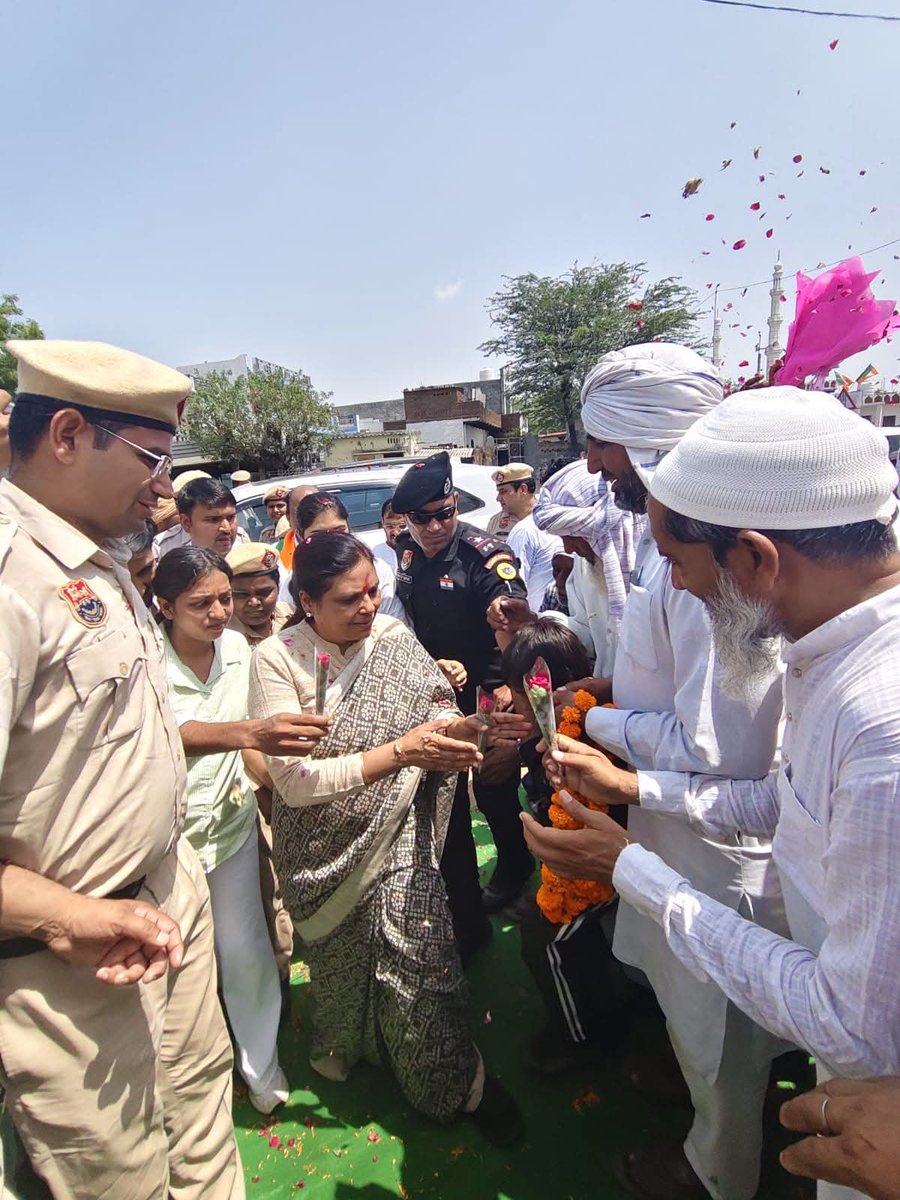 BJP4Haryana's tweet photo. प्रदेश अध्यक्ष डॉ. अर्चना गुप्ता जी आज नूंह प्रवास के दौरान फिरोजपुर गाँव पहुँचीं, जहाँ गाँव के सम्मानित सरपंच साहब, गणमान्य नागरिकों एवं कार्यकर्ताओं ने ढोल-नगाड़ों के साथ उनका भव्य एवं आत्मीय स्वागत किया।

इस अवसर पर प्रदेश अध्यक्ष जी ने सभी ग्रामवासियों के स्नेह, सम्मान और आत्मीयता के लिए आभार व्यक्त किया।

@bjparchanagupta