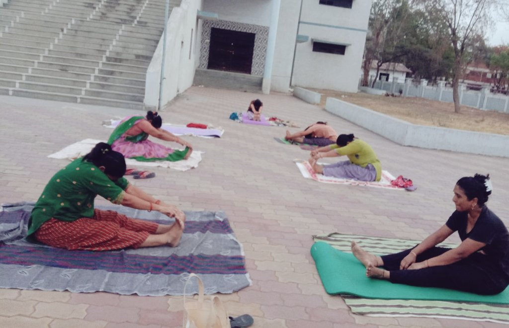 AAMVanoda's tweet photo. Yog Session by Female yog Instructor Ayushman Arogya Mandir Vanoda Ta-Galteshwar,Dist.-Kheda https://t.co/2vVDmMnIBI