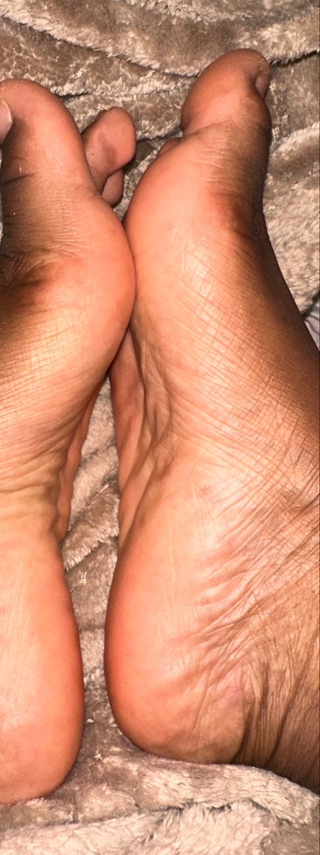 Nanablackfeet's tweet photo. Hier bottes sans chaussettes toute la journée… Ça sent fort aujourd’hui 😈 Qui est assez courageux pour venir goûter ces plantes sales ?
#PiedsPuants #FootFetish #PiedsSales #StinkyFeet #FootWorship #SniffFeet #BottesSansChaussettes https://t.co/VIUAWMeGk1