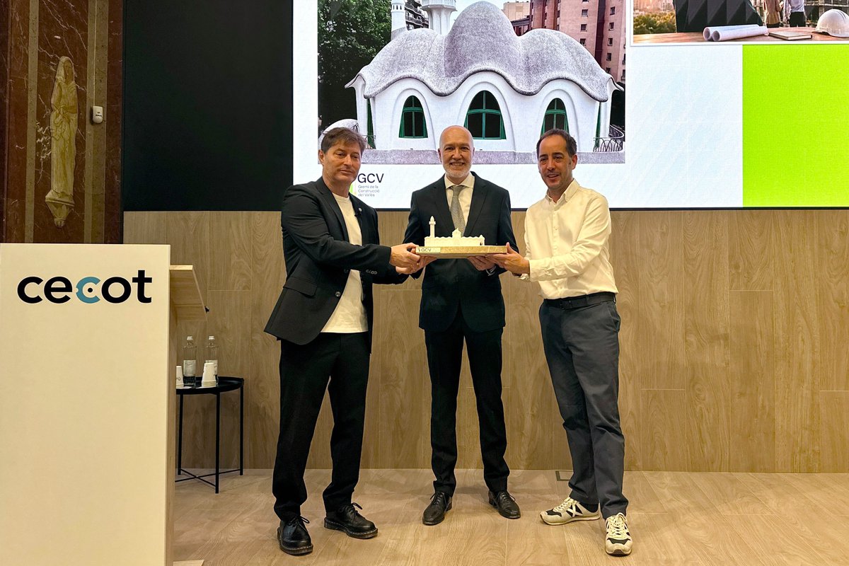 ajterrassa's tweet photo. 🏗️El tinent d’alcalde @xcardona ha participat a la jornada Mercat de l’habitatge i gestió del risc a l’obra: realitat, assegurances i responsabilitats, del Gremi de la Construcció a @PatronalCecot. Ha lliurat el premi Mestre d’Obra 2026 a Vesta Rehabilitación per la Masia Freixa. https://t.co/BV50LkZCcS