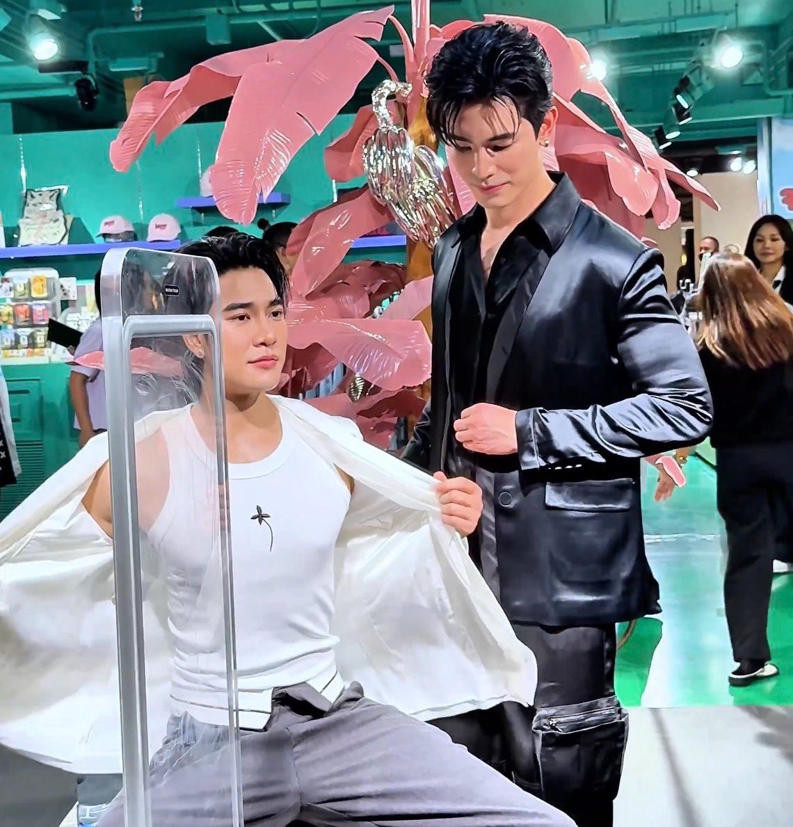 janeiizm's tweet photo. เคะมีลูกเล่น แกล้งเปิดเสื้ออ่อยให้ผัวหึง แล้วผัวแม่งดันหึงจริงอีก https://t.co/uNPwNtn9lZ