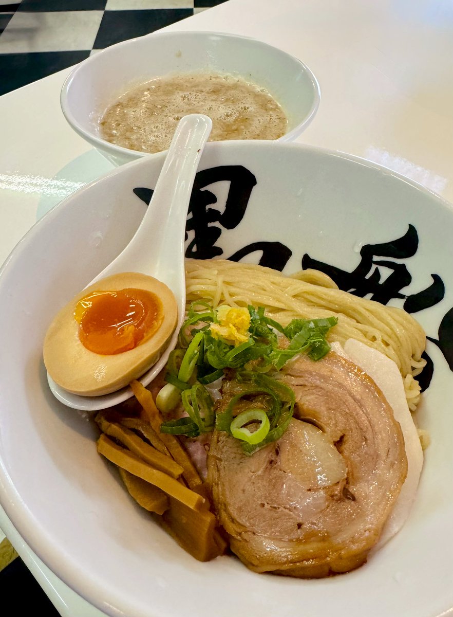 Ckitsune__'s tweet photo. 今日は仕事後急いで黒船さんへ🦊！

濃厚魚介つけ麺をいただきました🍜
麺、スープ、具材のひとつひとつに丁寧な仕事が感じられ、手間ひまを惜しまず作られていることが伝わってきます🥹
最後まで大変美味しくいただきました！

岩瀬さんにもご挨拶でき大満足◎
大変オススメのらーめん屋さんです☝️ https://t.co/m6M9xI9Fwg