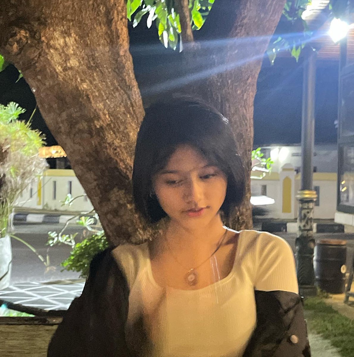 arsipcewekindo's tweet photo. Mainin susu gede itu yg putingnya pasti udah tegang nunggu dihisap. dorong dia ke pohon, buka bajunya, trus remas kedua teteknya yang empuk sambil gigit leher dia dari belakang. Trus jilat memeknya yang pasti udah basah banget sekarang https://t.co/Gdbfe05UN8