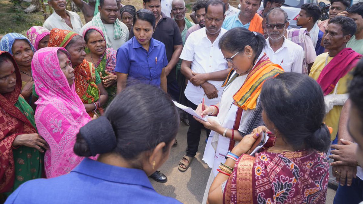 PravatiPOdisha's tweet photo. ଆଜି ନିମାପଡ଼ା ନିର୍ବାଚନମଣ୍ଡଳୀ ଅନ୍ତର୍ଗତ ହରିପୁର ଗ୍ରାମପଞ୍ଚାୟତର ଦଳୁଆସାହି ଗ୍ରାମବାସୀଙ୍କୁ ଭେଟିବା ସହ ଏକ ପକ୍କା ସଡ଼କ ଏବଂ ଅନ୍ୟ ବିକାଶମୂଳକ ପ୍ରକଳ୍ପ ବାବଦରେ ଆଲୋଚନା କଲି । https://t.co/bCZUndsBfN