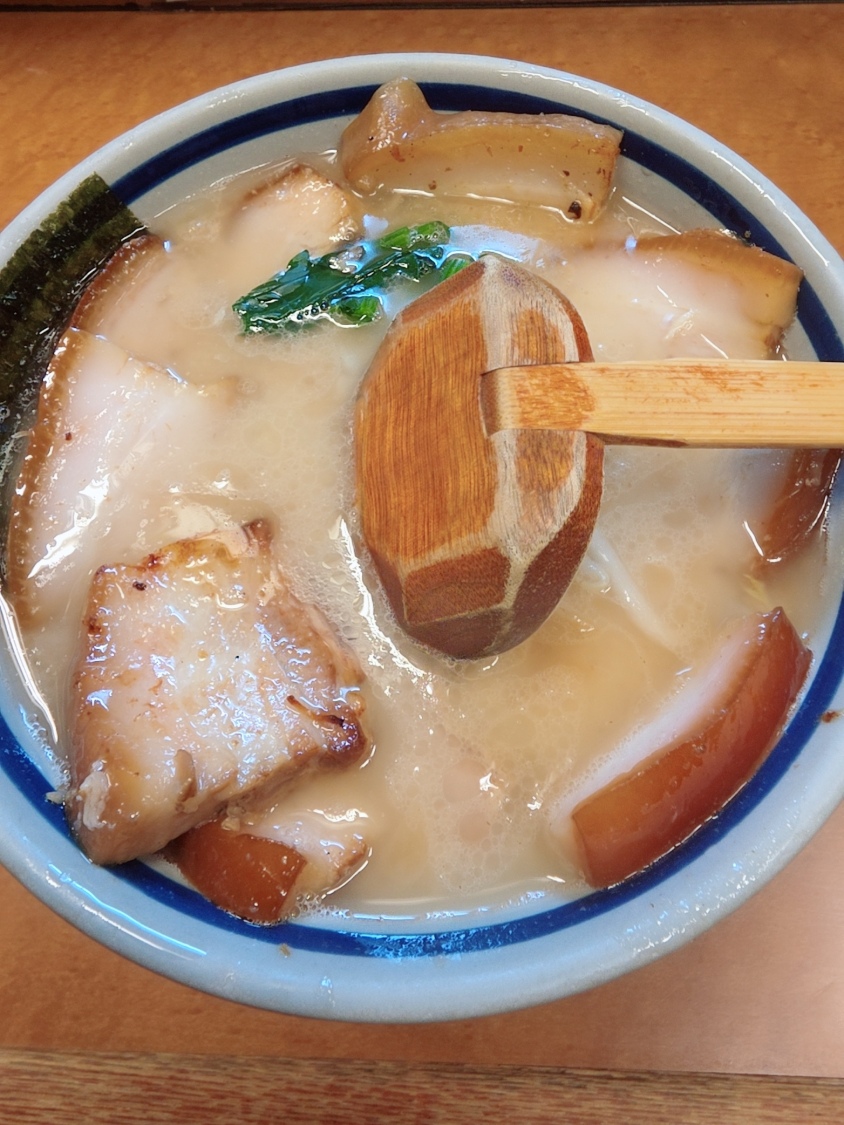nobumin_nobutan's tweet photo. 【沖縄の豚】

沖縄の豚の入ったラーメン。
これはおいしい！！ https://t.co/6Bx5zCZ3yW