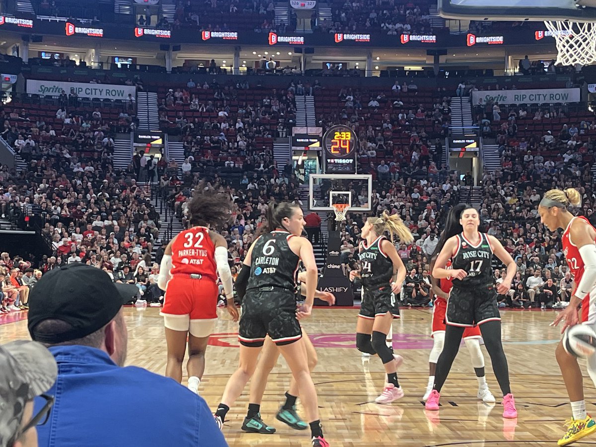 kablam59's tweet photo. Saw a WNBAs Basketball game in Oregon. With my best friends https://t.co/6yq7A0oXML