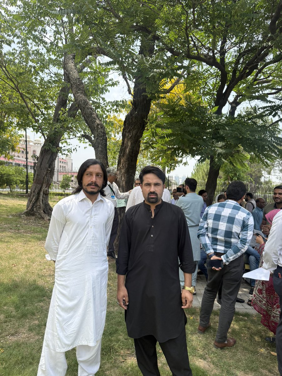 AsimSatti00's tweet photo. سپریم کوڑٹ کے باہر موجود https://t.co/sFm0FCv6p4