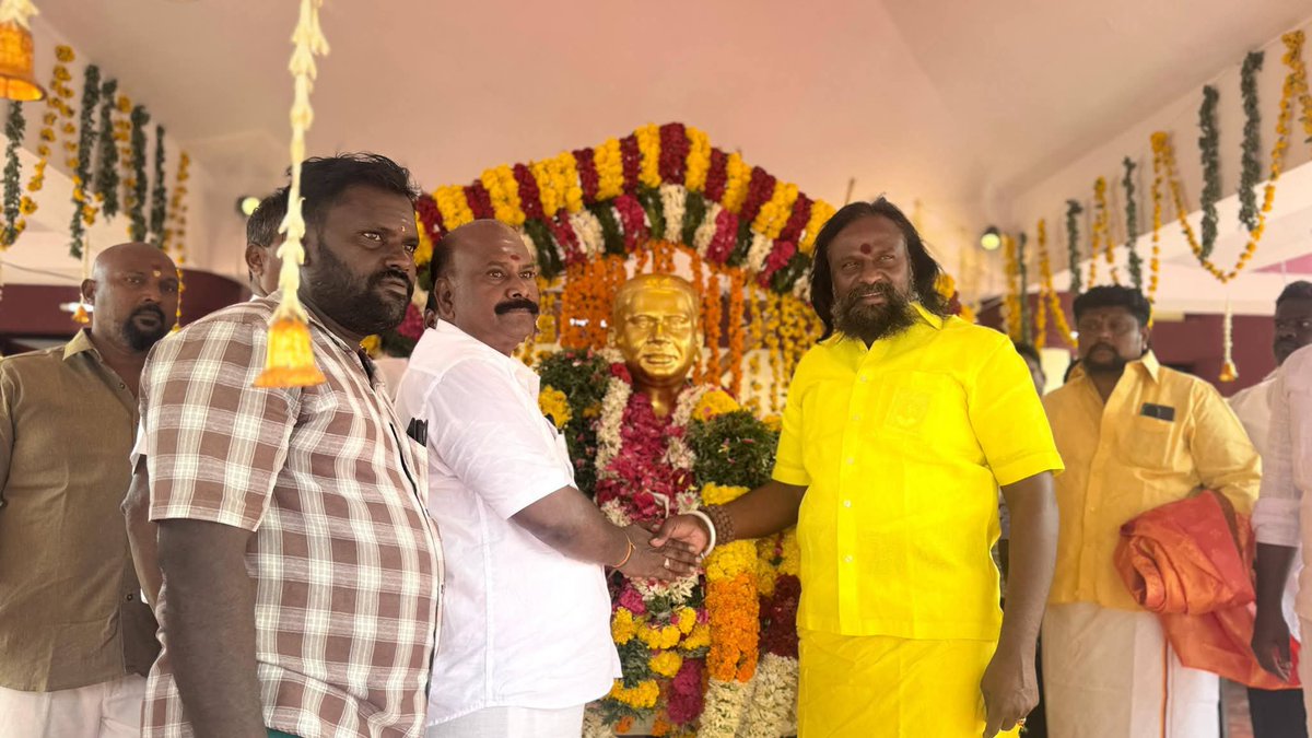 Boomiambalam's tweet photo. தமிழர் தேசம் கட்சியின் கொள்கை வழிகாட்டி, தியாக சீலர் ஐயா.பூ.கக்கன் அவர்களின் பிறந்த தினத்தில் அவர் பிறந்த மண், மேலூர் வட்டம்,  தும்பைபட்டியில் அமைந்துள்ள அவரது மணிமண்டபத்தில் உள்ள ஐயாவின் திருவுருவச்சிலைக்கு தலைவர் @KKSelvakumaroff அவர்கள் மாலை அணிவித்து மரியாதை செலுத்தினார்கள்.. https://t.co/jVsVCMsJ5k