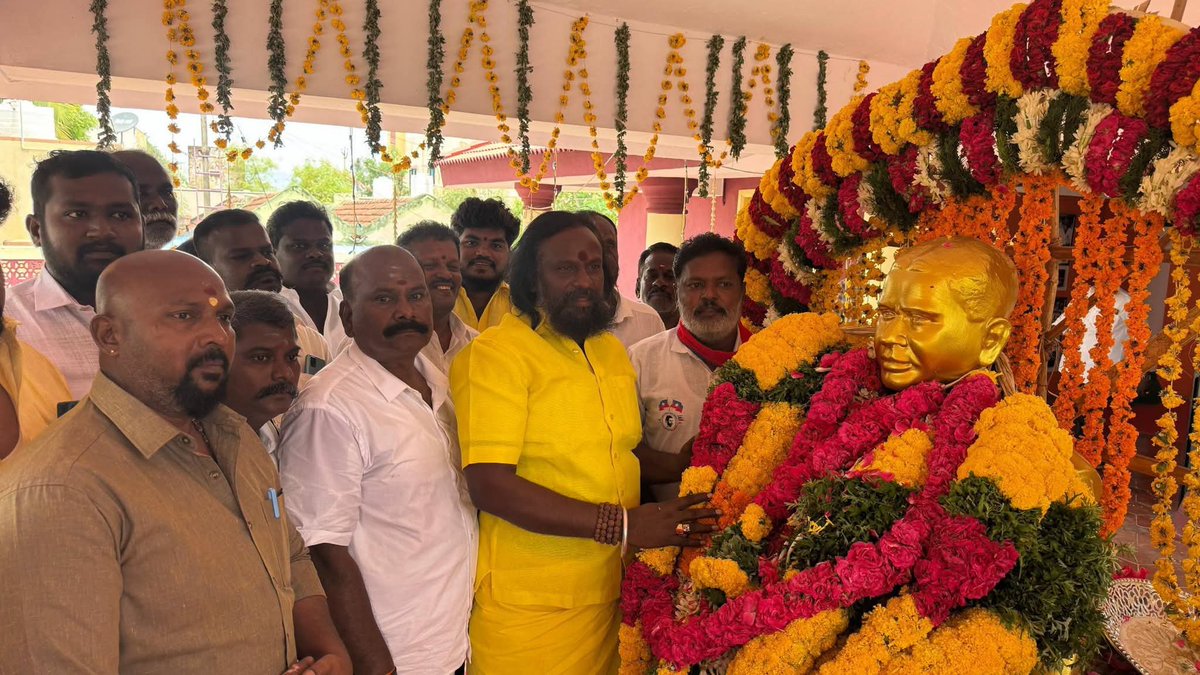 Boomiambalam's tweet photo. தமிழர் தேசம் கட்சியின் கொள்கை வழிகாட்டி, தியாக சீலர் ஐயா.பூ.கக்கன் அவர்களின் பிறந்த தினத்தில் அவர் பிறந்த மண், மேலூர் வட்டம்,  தும்பைபட்டியில் அமைந்துள்ள அவரது மணிமண்டபத்தில் உள்ள ஐயாவின் திருவுருவச்சிலைக்கு தலைவர் @KKSelvakumaroff அவர்கள் மாலை அணிவித்து மரியாதை செலுத்தினார்கள்.. https://t.co/jVsVCMsJ5k