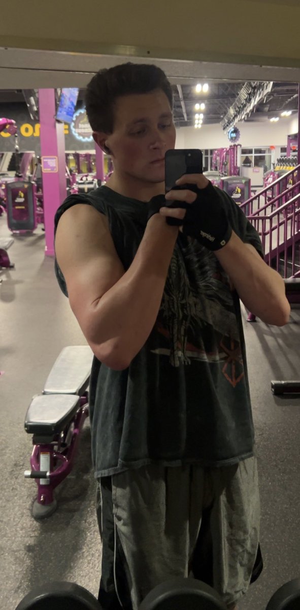 CnnorG's tweet photo. Ok arms are getting pretty big, I’ll admit https://t.co/Jfk3lrUj7L