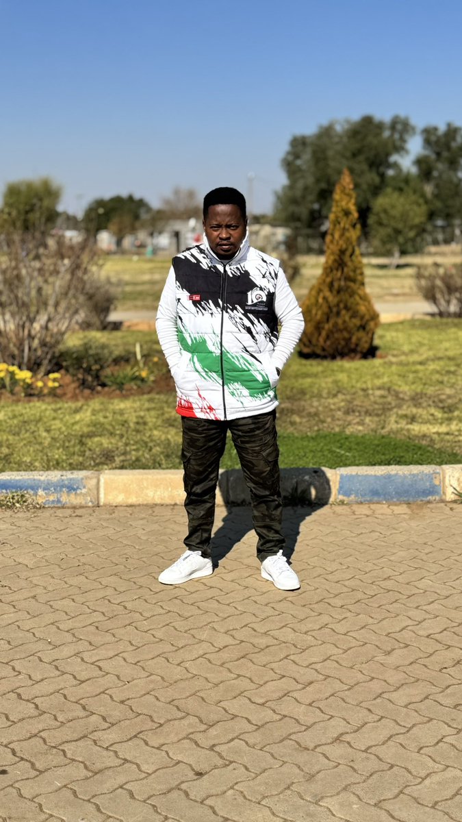 RealTshemedi2's tweet photo. Orlando Pirates Scout 😭 https://t.co/RpkzRTRGRQ