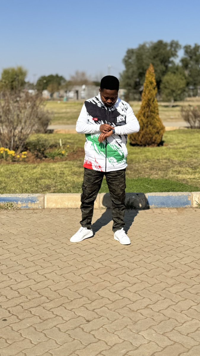 RealTshemedi2's tweet photo. Orlando Pirates Scout 😭 https://t.co/RpkzRTRGRQ